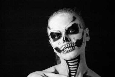 Yaratıcı Cadılar Bayramı yüz sanat siyah arka plan üzerine kızla.