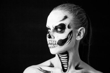 Yaratıcı Cadılar Bayramı yüz sanat siyah arka plan üzerine kızla.