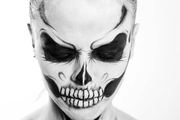 Menina com criativo halloween rosto arte no fundo branco . — Fotografia de Stock
