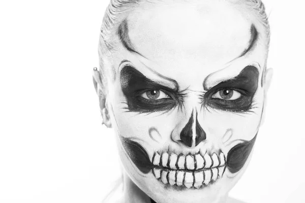 Дівчина з творчим Хеллоуїн обличчя мистецтва на білому тлі . — стокове фото