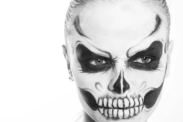 Ragazza con creativo halloween faccia arte su sfondo bianco . — Foto Stock