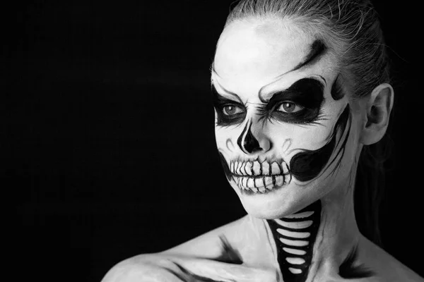 Chica con creativo halloween cara arte en negro fondo . — Foto de Stock