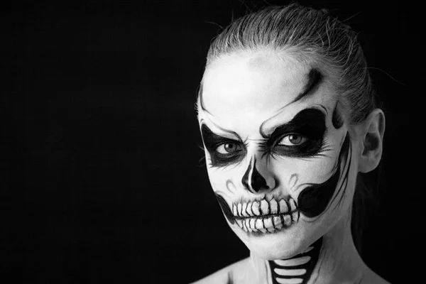 Chica con creativo halloween cara arte en negro fondo . — Foto de Stock