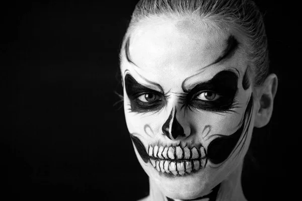 Chica con creativo halloween cara arte en negro fondo . — Foto de Stock