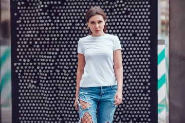 Beyaz tişört sokakta çekici kız. Mock-up.