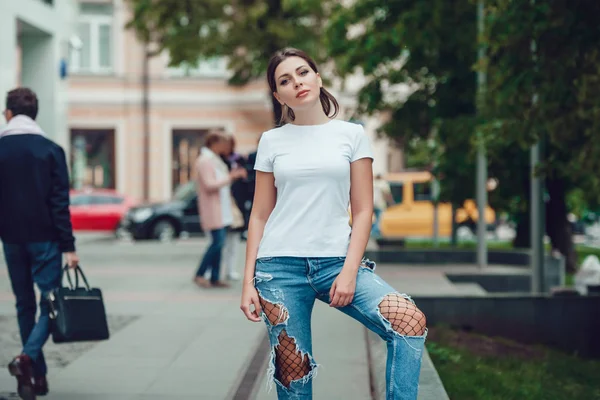 Menina atraente em uma camiseta branca na rua. Mock-up . — Fotografia de Stock