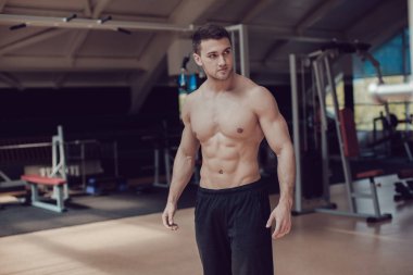 Çalışma dışarı spor salonunda seksi kaslı adam. Güçlü erkek çıplak gövde.
