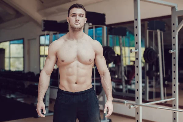 Сексуальный мускулистый мужчина в спортзале тренируется. Сильный обнажённый мужчина . — стоковое фото