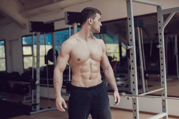 Сексуальний м'язистий чоловік у спортзалі працює. Сильний чоловік голий торс . — стокове фото