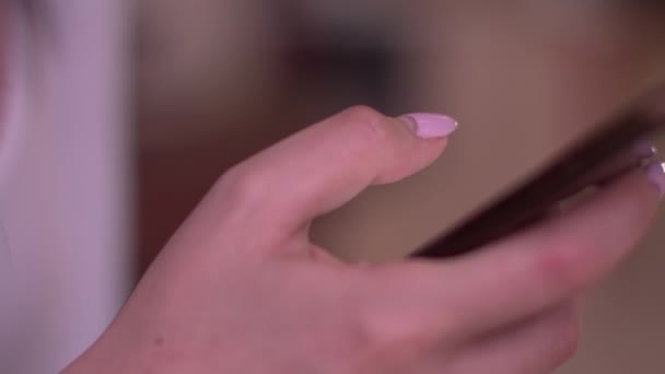 Крупним планом жіночі руки за допомогою смартфона . — стокове відео