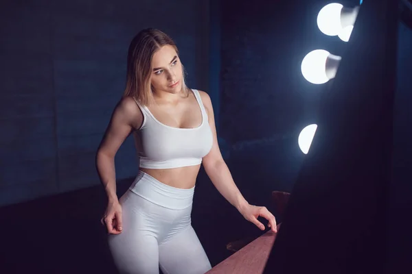 Ragazza sexy con seno enorme in un top bianco e leggings. Frocio. . — Foto Stock