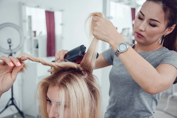 美容師スタイリストは、ヘアスタイ リングの使用女の子にスタイリングを行います。髪に段ボール. — ストック写真