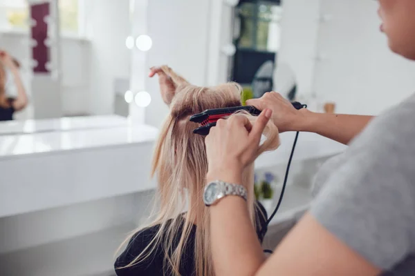 美容師スタイリストは、ヘアスタイ リングの使用女の子にスタイリングを行います。髪に段ボール. — ストック写真