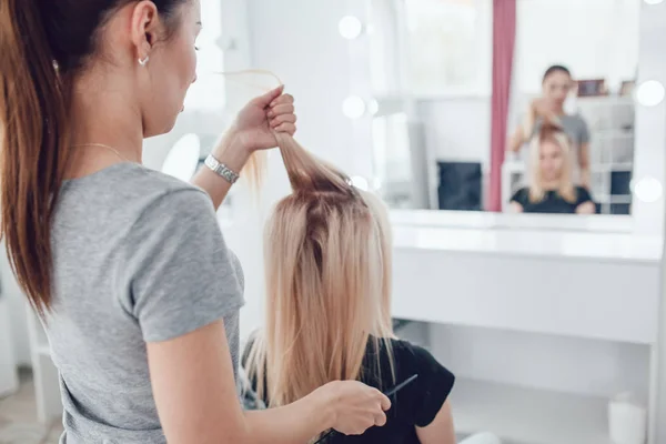 美容師スタイリストは、ヘアスタイ リングの使用女の子にスタイリングを行います。髪に段ボール. — ストック写真