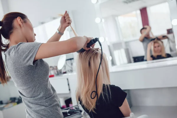 美容師スタイリストは、ヘアスタイ リングの使用女の子にスタイリングを行います。髪に段ボール. — ストック写真