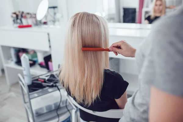 髪にヘアー スタイリスト コムズの美のスタジオの髪の少女. — ストック写真