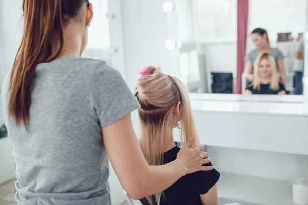 Peluquero separándose del cabello para peinar en el estudio de belleza . — Foto de Stock