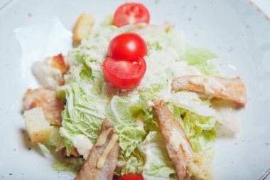 Tavuk filetosu ve parmesan peynirli Sezar Salatası.