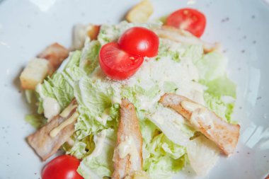 Tavuk filetosu ve parmesan peynirli Sezar Salatası.