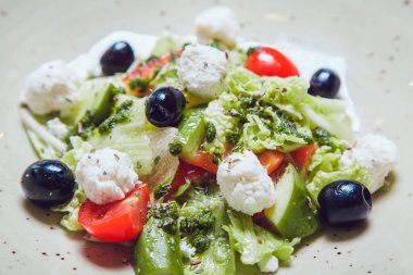 Taze sebzeli Yunan salatası, peynir ve siyah zeytin.