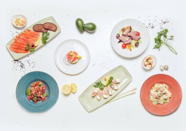 Salata ve meze beyaz bir tablo üzerinde meyve ve otlar ile dekore edilmiş.