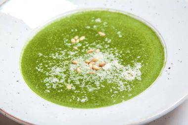 Çam fıstığı ve peynir ile brokoli püre çorbası.