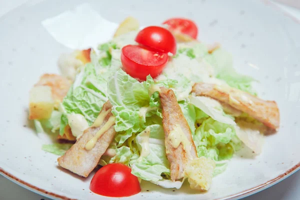 Caesar-Salat mit Hühnerfilet und Parmesan — Stockfoto