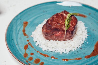 Whith pirinç lezzetli sığır eti ızgara.