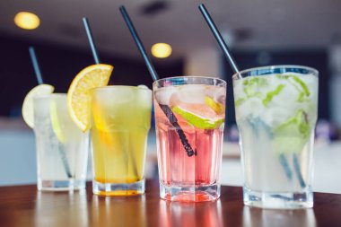 Bardak soğuk içecek meyve ve buz bir tablo ile yenileniyor. Yaz limonata.