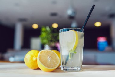 Bir bardak soğuk içecek meyve ve buz bir tablo ile yenileniyor. Yaz limonata.