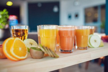 Taze sıkılmış meyve suyu, ahşap masa üzerinde sağlıklı içecekler.