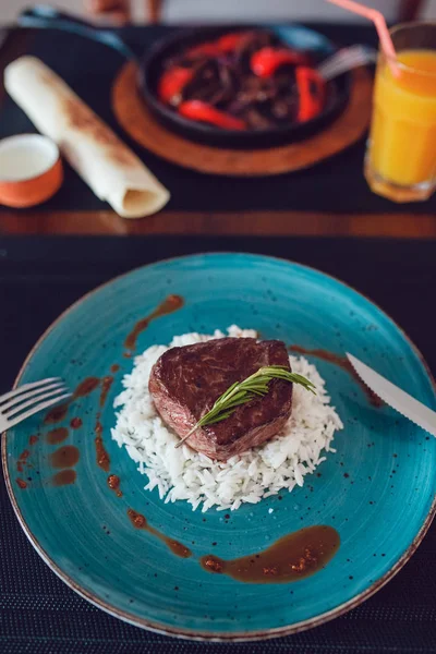 Läcker nötkött grillad whith ris på bordet med en kniv och gaffel. — Stockfoto