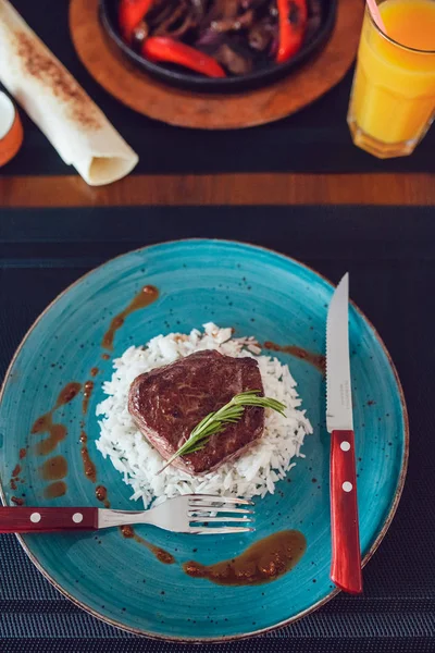 Läcker nötkött grillad whith ris på bordet med en kniv och gaffel. — Stockfoto
