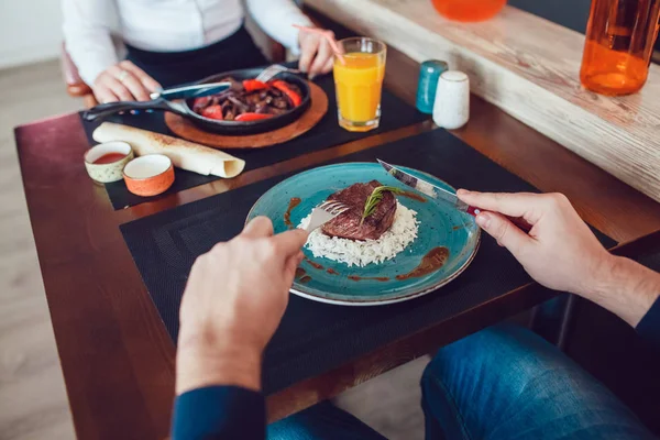 L'homme et la femme mangent à table. Seules les mains . — Photo