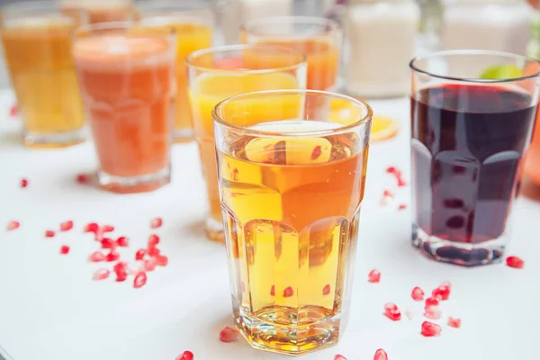 Zumo de fruta fresca, bebidas saludables en la mesa blanca . — Foto de Stock