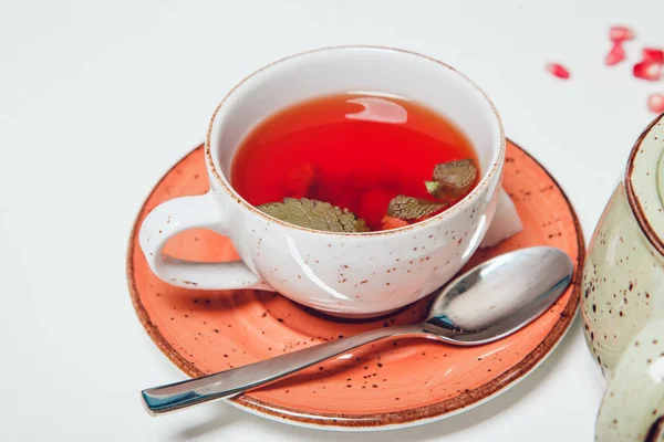 Sıcak meyve çay nane ile beyaz tabloda. — Stok fotoğraf
