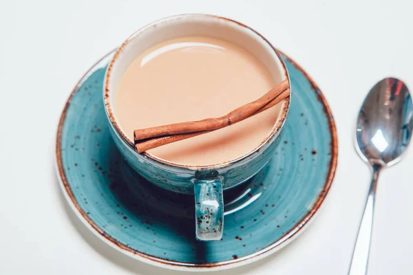 Seramik kupa masala tea. Çay, süt ve baharatlar ile ulusal Hint geleneksel içecek. — Stok fotoğraf