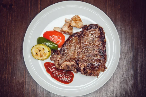 Steak grillé et légumes dans une assiette . — Photo