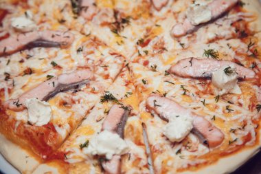 Somon ve mozzarella peyniri ile geleneksel İtalyan pizza.