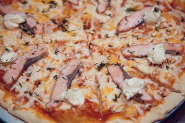 Somon ve mozzarella peyniri ile geleneksel İtalyan pizza.