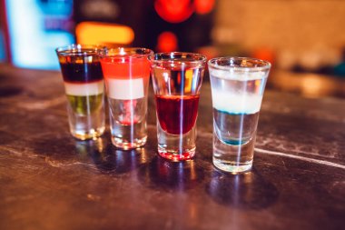 Çok renkli çekim bar üzerinde