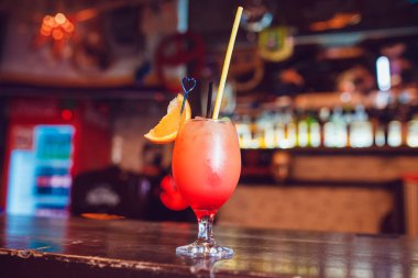 Tropikal turuncu çubuğunda ile süslenmiş glas kokteyl.