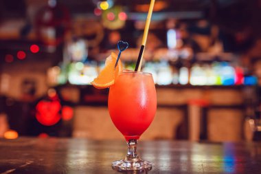 Tropikal turuncu çubuğunda ile süslenmiş glas kokteyl.