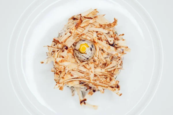 Салат в форме гнезда и украшен перепелиными яйцами . — стоковое фото