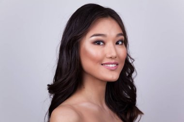 Çıplak omuz ile güzel bir Asyalı kadın portresi.