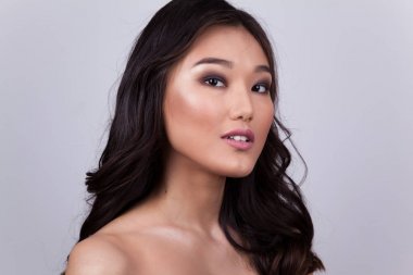 Çıplak omuz ile güzel bir Asyalı kadın portresi.