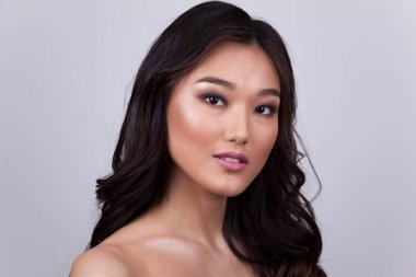 Çıplak omuz ile güzel bir Asyalı kadın portresi.