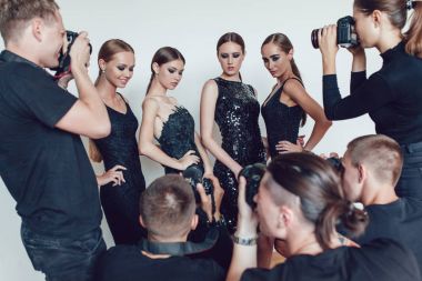 Fotoğrafçılar paparazzi kadın fotoğrafları kokteyl elbise al..