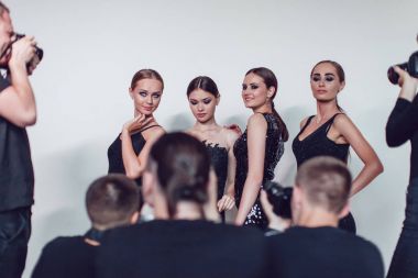 Fotoğrafçılar paparazzi kadın fotoğrafları kokteyl elbise al..