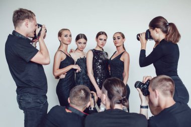 Fotoğrafçılar paparazzi kadın fotoğrafları kokteyl elbise al..